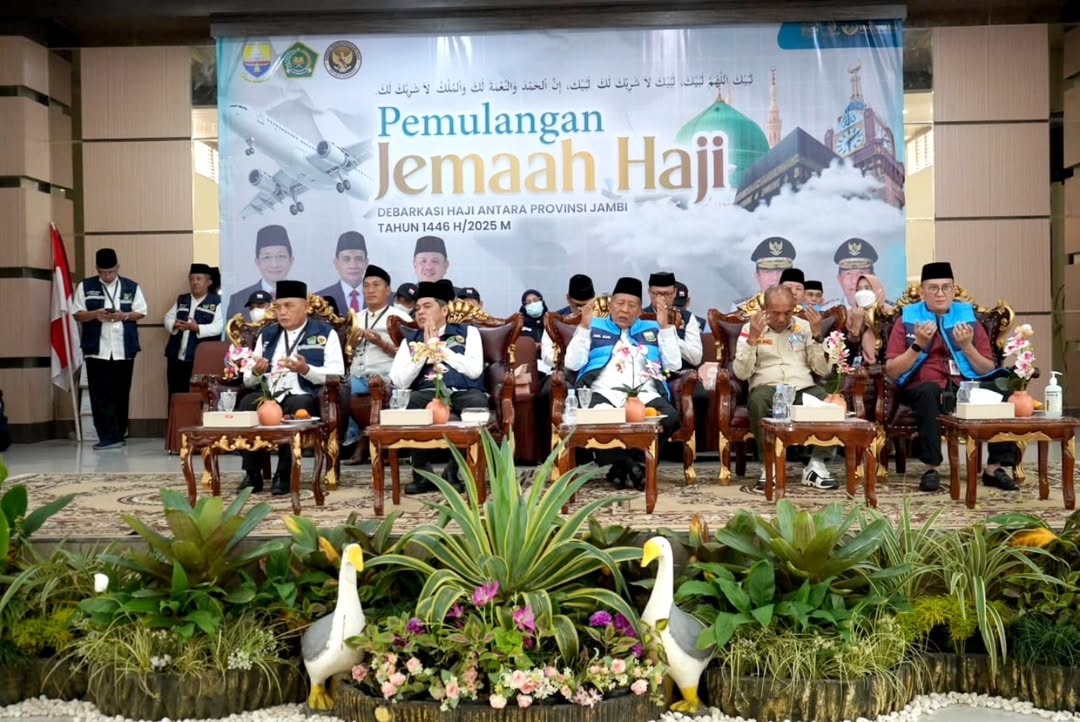 Wakil Gubernur Jambi Abdullah Sani bersama pejabat lainnya menghadiri acara penyambutan kepulangan jemaah haji Kloter 20 di Asrama Haji Kotabaru Jambi.