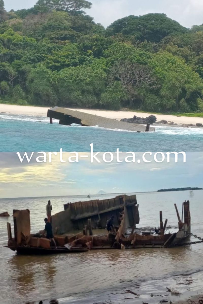 potongan kapal saat evakuasi di pantai Tegalpapak, Kecamatan Pagelaran pada akhir tahun 2025.
