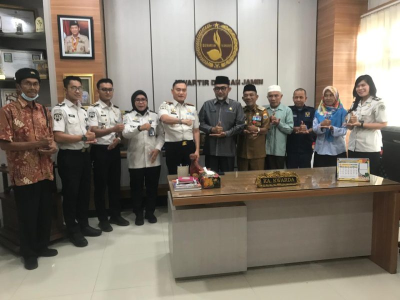 Kalapas Lembaga Pemasyarakatan Kelas IIA Jambi Syahroni Ali bersama jajaran berfoto dengan Ketua Kwartir Daerah Gerakan Pramuka Jambi usai rapat koordinasi penguatan program kepramukaan bagi warga binaan di Jambi, Selasa (3/3/2026).