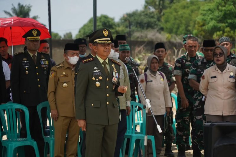Danrem Komando Resor Militer 042/Gapu Kolonel Inf Nyamin memimpin langsung upacara pemakaman militer Kolonel Inf (Purn) Sutrisno di TPU Talangsari, Jambi, Selasa (4/3/2026).