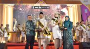Wali Kota Jambi Maulana bersama pemenang Bujang Gadis Kota Jambi 2026 pada malam grand final di Maulidia Convention Center.