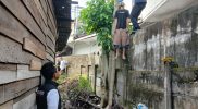 Petugas Polsek Jelutung melakukan olah TKP penemuan pria pengamen yang ditemukan tergantung di kawasan Jalan Sumantri Brojonegoro, Kota Jambi.