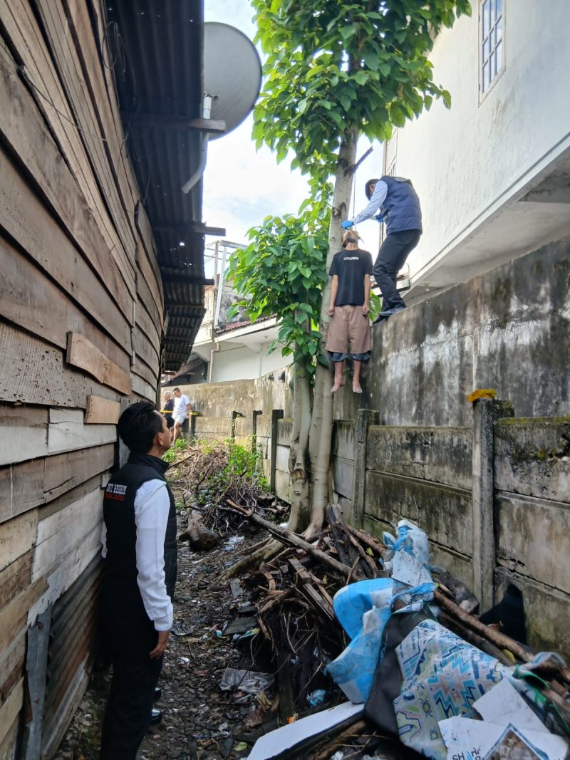 Polisi melakukan olah TKP di lokasi penemuan mayat pria di kawasan Jelutung, Kota Jambi, Senin (11/5/2026).